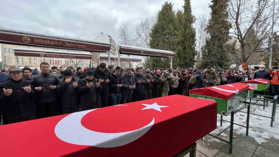 Depremde Hayatını Kaybeden Uzman Çavuş Ve Ailesi Son Yolculuğuna Uğurlandı