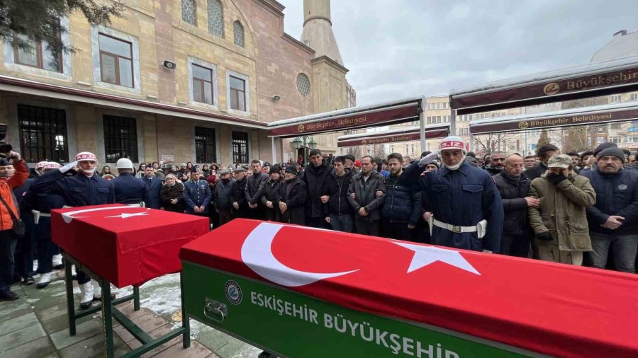 Depremde Hayatını Kaybeden Uzman Çavuş Ve Ailesi Son Yolculuğuna Uğurlandı
