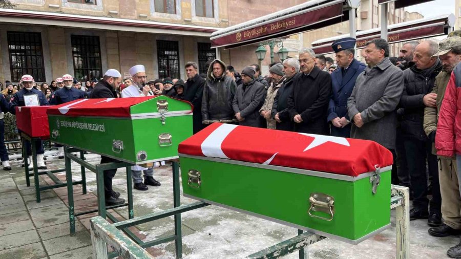 Depremde Hayatını Kaybeden Uzman Çavuş Ve Ailesi Son Yolculuğuna Uğurlandı