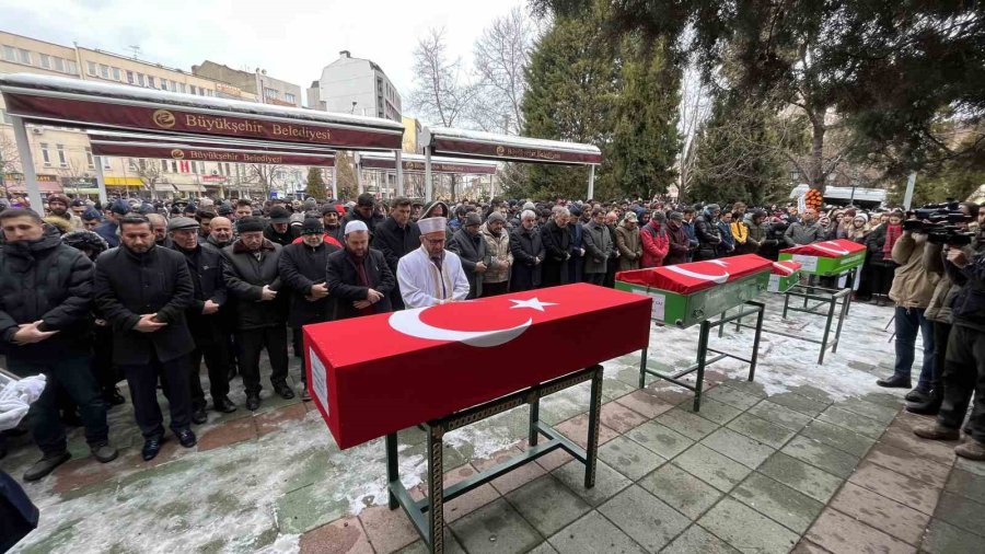 Depremde Hayatını Kaybeden Uzman Çavuş Ve Ailesi Son Yolculuğuna Uğurlandı