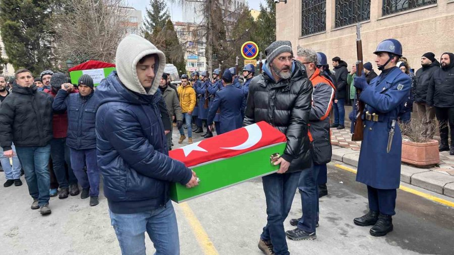 Depremde Hayatını Kaybeden Uzman Çavuş Ve Ailesi Son Yolculuğuna Uğurlandı