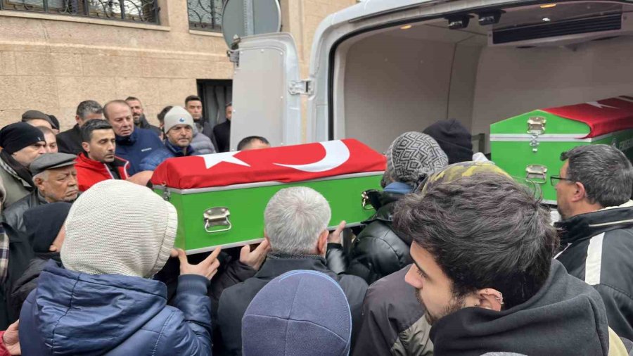 Depremde Hayatını Kaybeden Uzman Çavuş Ve Ailesi Son Yolculuğuna Uğurlandı