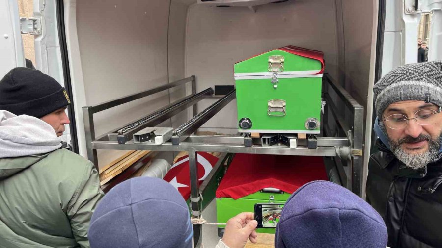 Depremde Hayatını Kaybeden Uzman Çavuş Ve Ailesi Son Yolculuğuna Uğurlandı