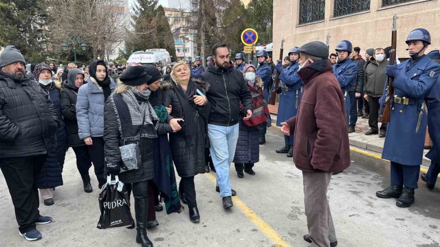 Depremde Hayatını Kaybeden Uzman Çavuş Ve Ailesi Son Yolculuğuna Uğurlandı