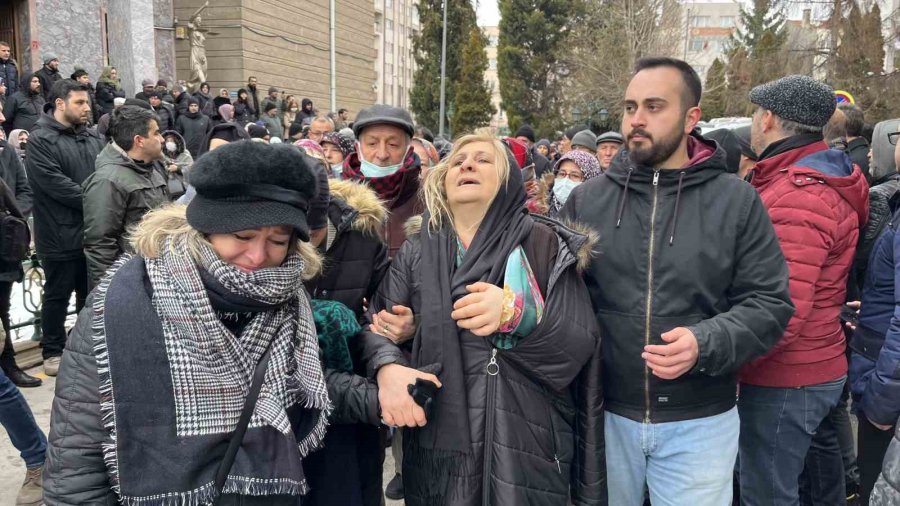 Depremde Hayatını Kaybeden Uzman Çavuş Ve Ailesi Son Yolculuğuna Uğurlandı