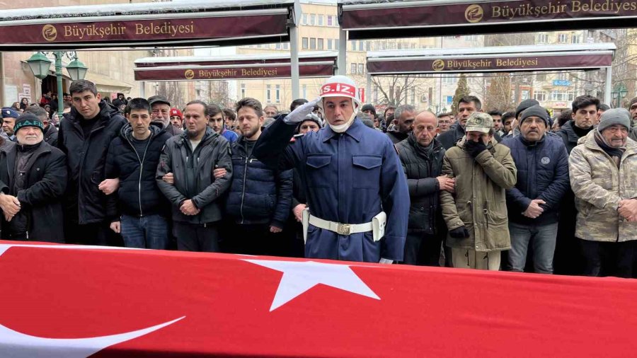 Depremde Hayatını Kaybeden Uzman Çavuş Ve Ailesi Son Yolculuğuna Uğurlandı
