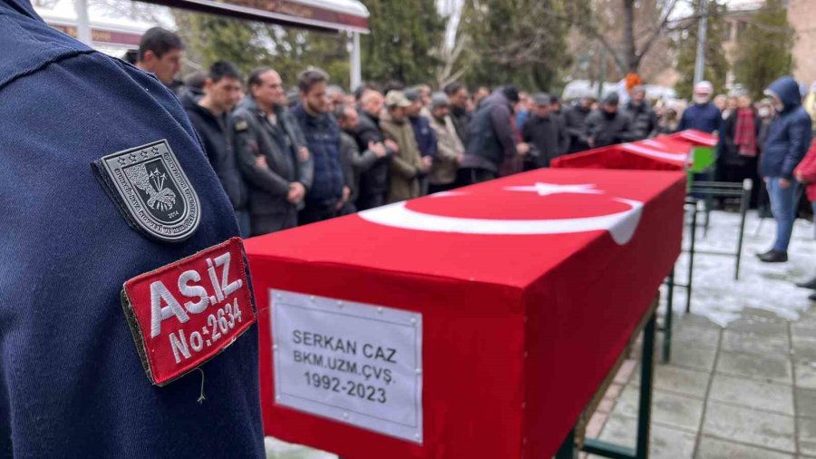 Depremde Hayatını Kaybeden Uzman Çavuş Ve Ailesi Son Yolculuğuna Uğurlandı