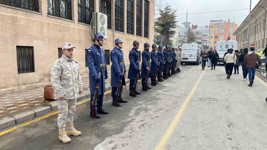 Depremde Hayatını Kaybeden Uzman Çavuş Ve Ailesi Son Yolculuğuna Uğurlandı