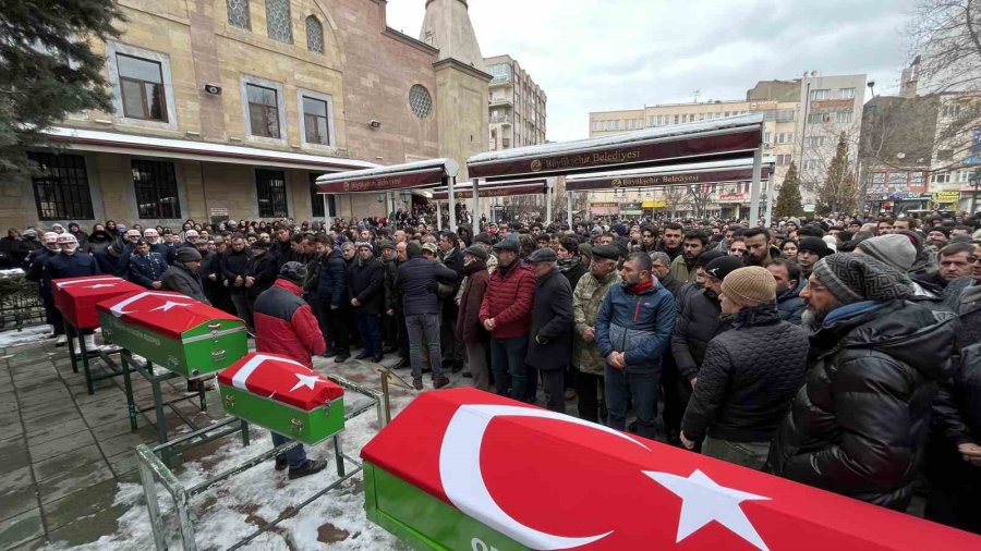 Depremde Hayatını Kaybeden Uzman Çavuş Ve Ailesi Son Yolculuğuna Uğurlandı