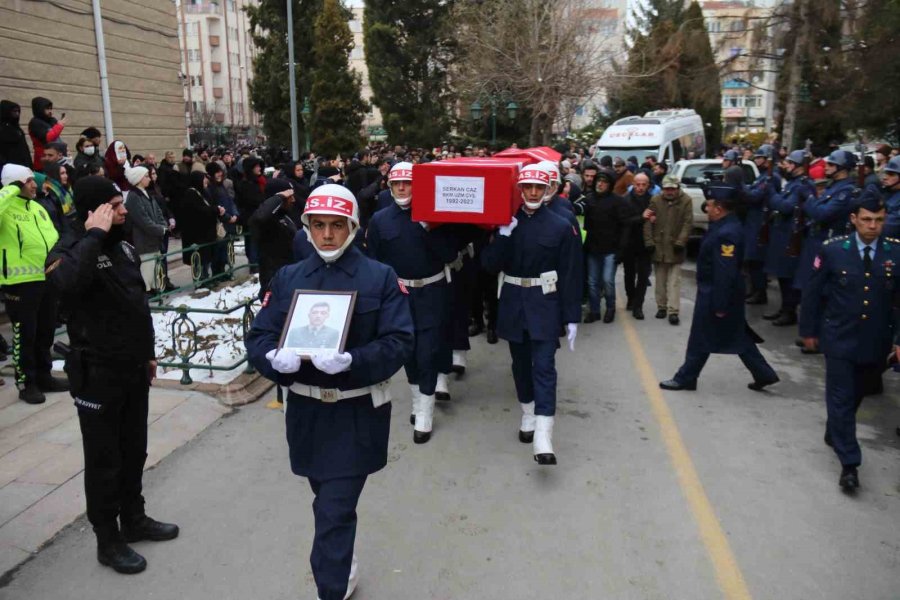 Depremde Hayatını Kaybeden Uzman Çavuş Ve Ailesi Son Yolculuğuna Uğurlandı
