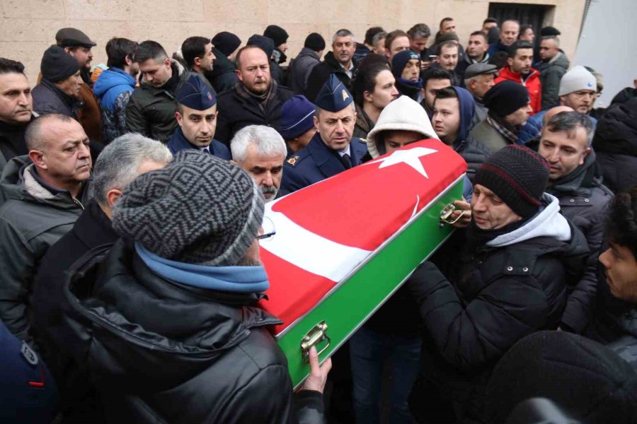 Depremde Hayatını Kaybeden Uzman Çavuş Ve Ailesi Son Yolculuğuna Uğurlandı