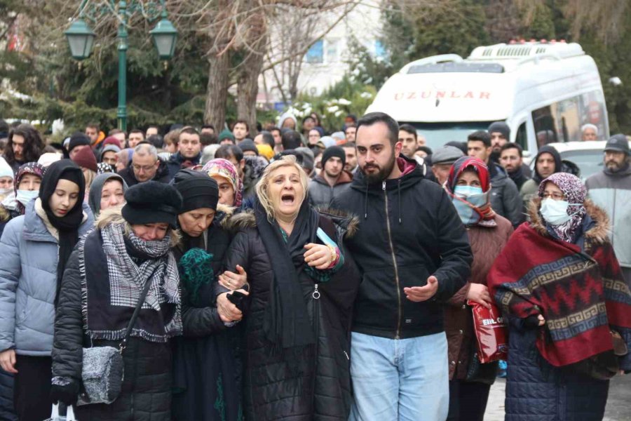 Depremde Hayatını Kaybeden Uzman Çavuş Ve Ailesi Son Yolculuğuna Uğurlandı