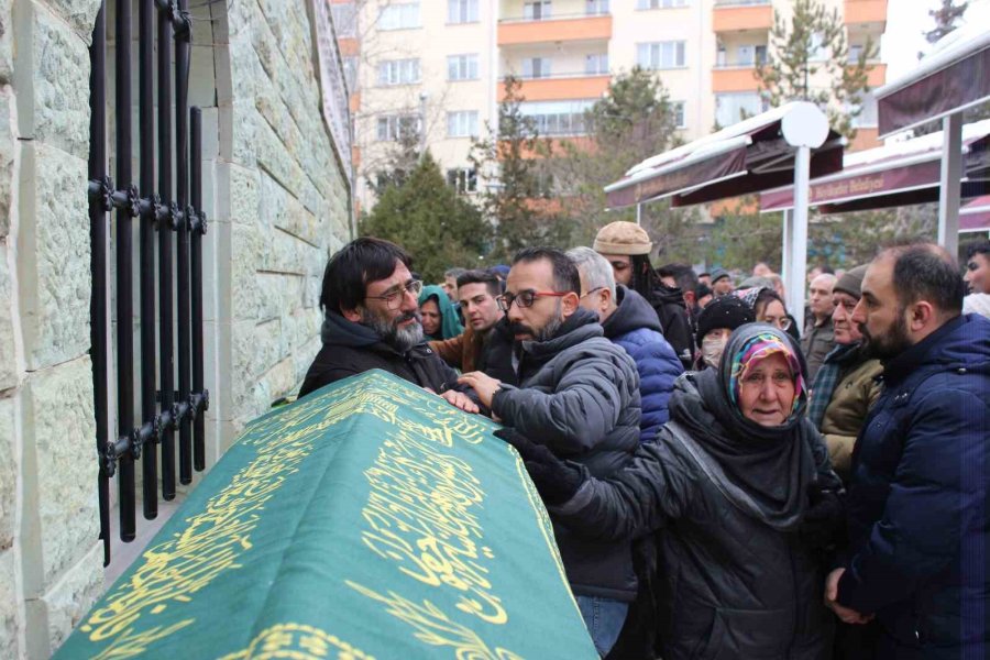 Adıyaman’da Enkaz Altında Kalan 5 Kişilik Aile Üyeleri Eskişehir’de Toprağa Verildi