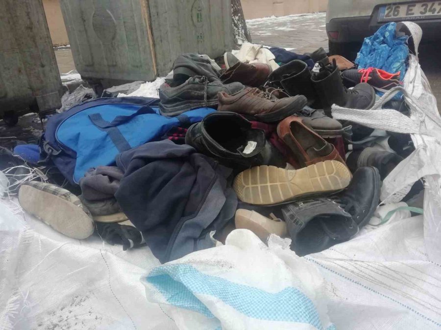 Depremzedeler İçin Yırtık Ve Eskimiş Eşyalar Getirdiler