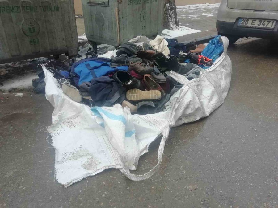 Depremzedeler İçin Yırtık Ve Eskimiş Eşyalar Getirdiler