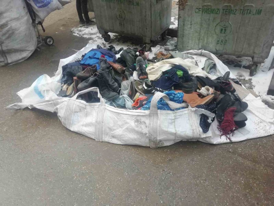 Depremzedeler İçin Yırtık Ve Eskimiş Eşyalar Getirdiler