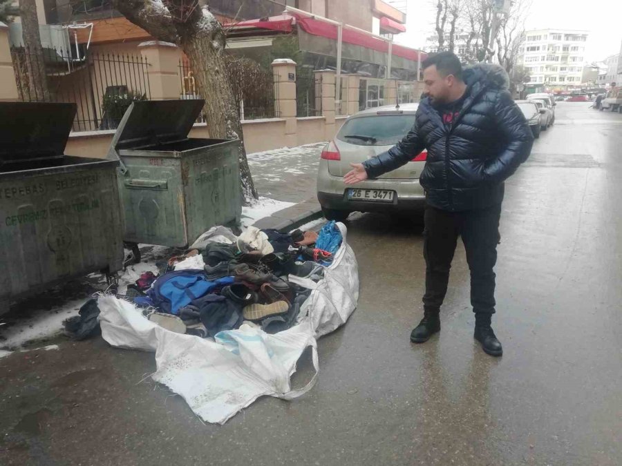 Depremzedeler İçin Yırtık Ve Eskimiş Eşyalar Getirdiler