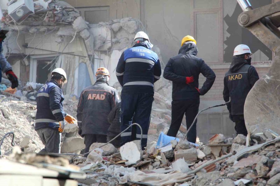 Enkaz Başında Umutla Bekleyiş