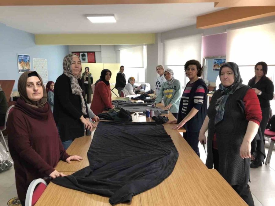 Eskişehirli Kadınlar Depremzedeler İçin Kışlık Kıyafet Dikiyor