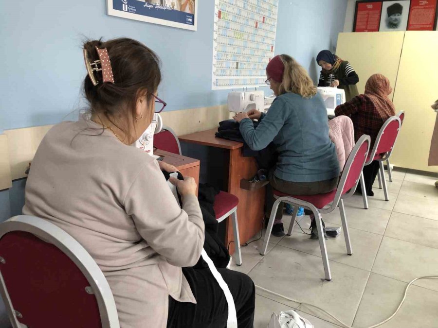 Eskişehirli Kadınlar Depremzedeler İçin Kışlık Kıyafet Dikiyor