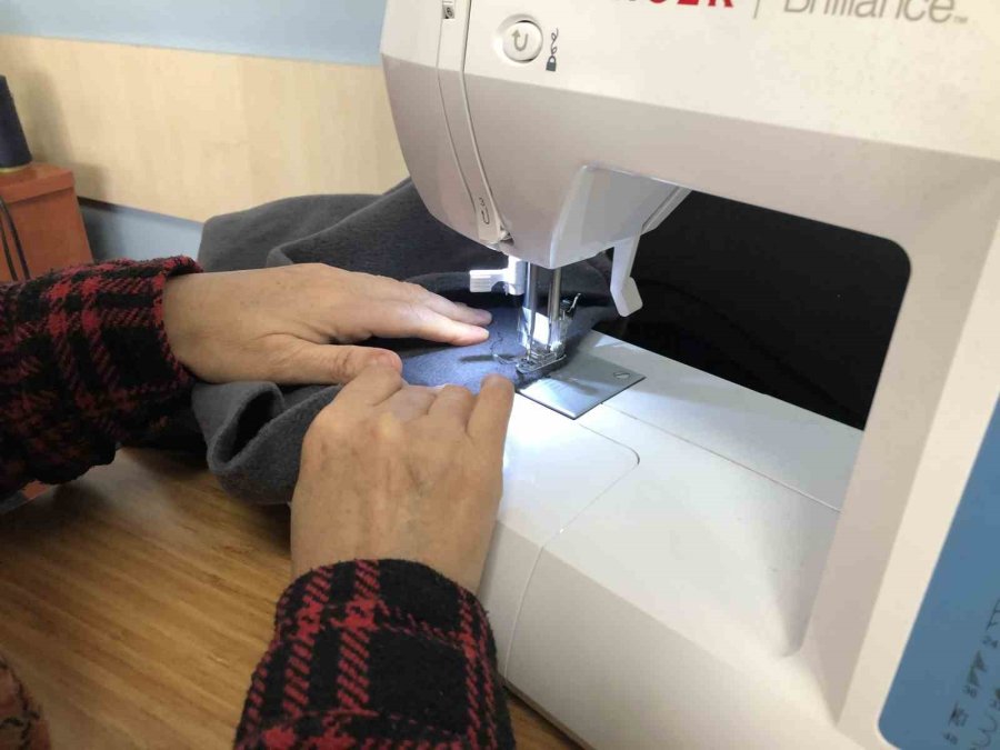 Eskişehirli Kadınlar Depremzedeler İçin Kışlık Kıyafet Dikiyor