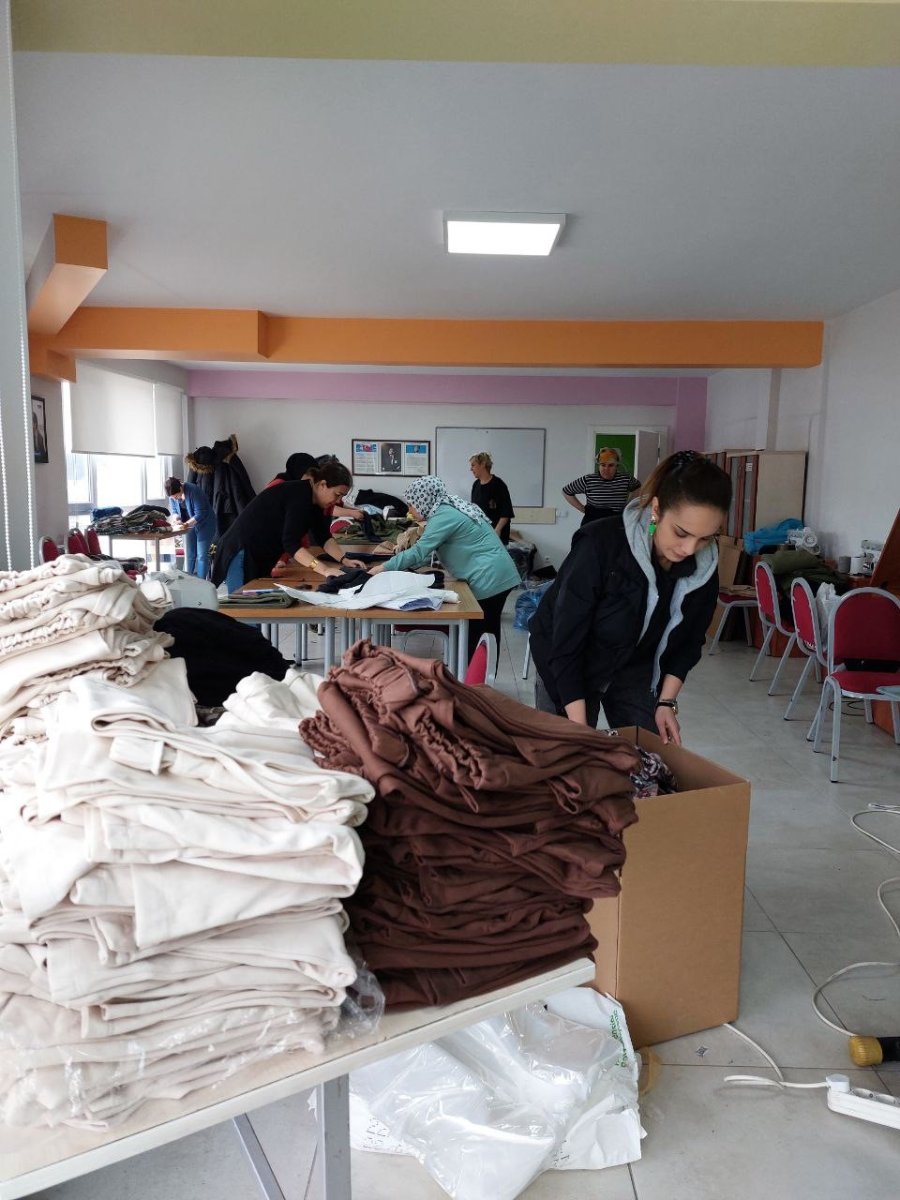 Eskişehirli Kadınlar Depremzedeler İçin Kışlık Kıyafet Dikiyor