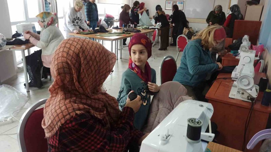 7 Yaşındaki Zeynep Depremzede Kardeşleri İçin Gün Boyu Çalışıyor