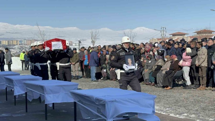 Depremde Ölen Polis, Eşi Ve 2 Çocuğu Niğde’de Toprağa Verildi