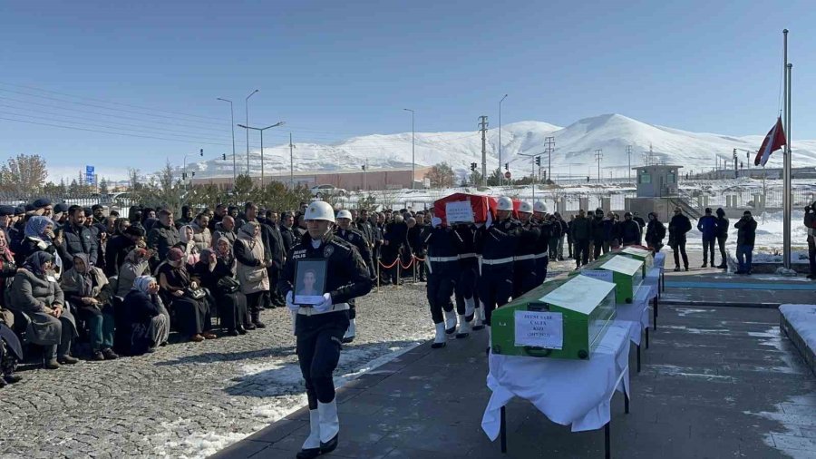 Depremde Ölen Polis, Eşi Ve 2 Çocuğu Niğde’de Toprağa Verildi