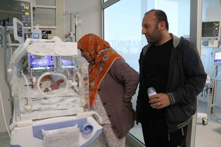 Enkazdan Çıkan Mutluluk