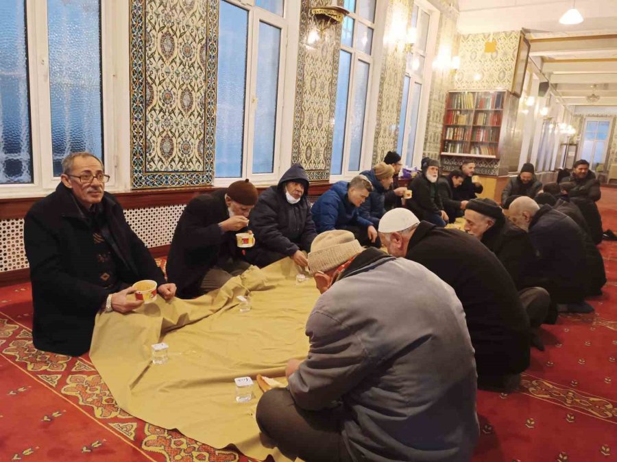 Her Cuma Sabahı Namazından Sonra Cemaate Çorba İkram Ediliyor