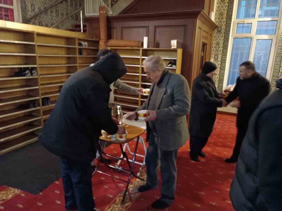 Her Cuma Sabahı Namazından Sonra Cemaate Çorba İkram Ediliyor