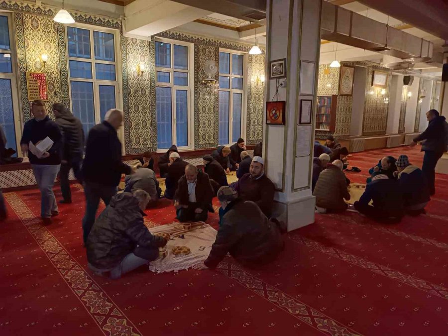 Her Cuma Sabahı Namazından Sonra Cemaate Çorba İkram Ediliyor