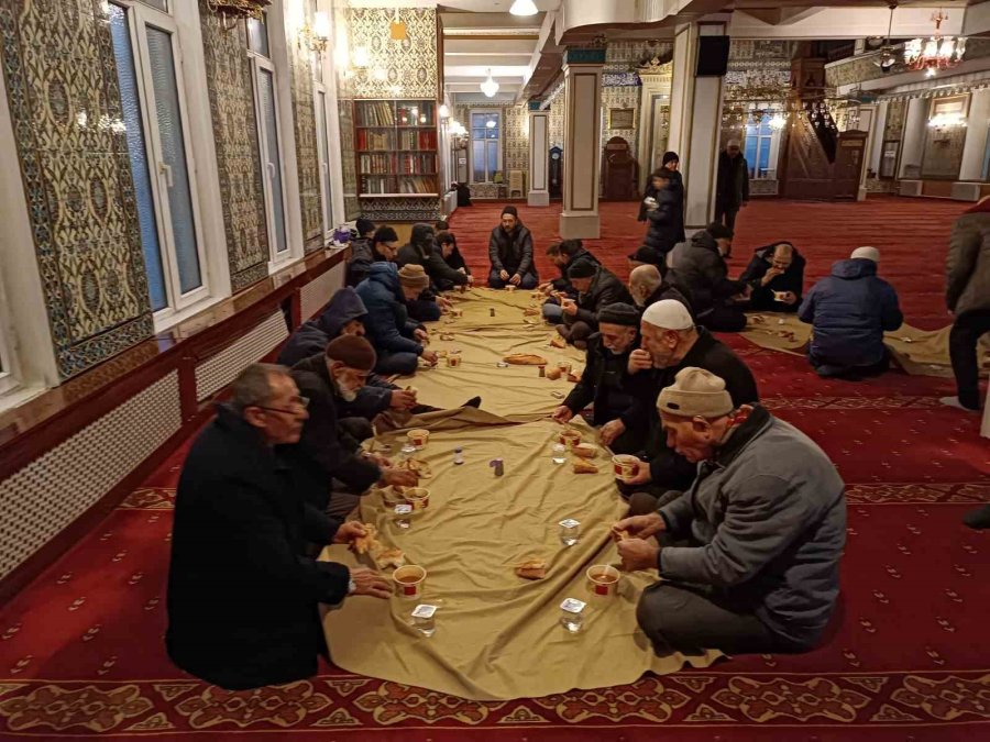 Her Cuma Sabahı Namazından Sonra Cemaate Çorba İkram Ediliyor