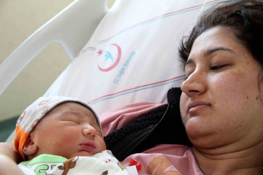 Depremden Kurtulup 2. Bebeği Dünyaya Gelen Baba: "sevinemiyoruz"
