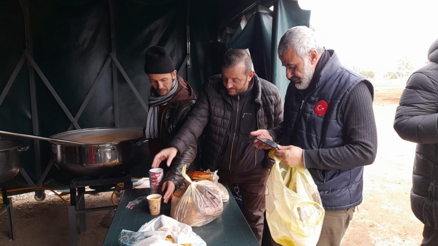 Başkan Çolakbayrakdar: "104 Personelimiz Ve 41 Aracımızla Deprem Bölgesindeyiz"