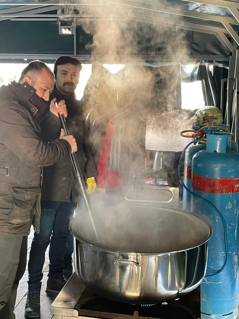 Başkan Çolakbayrakdar: "104 Personelimiz Ve 41 Aracımızla Deprem Bölgesindeyiz"