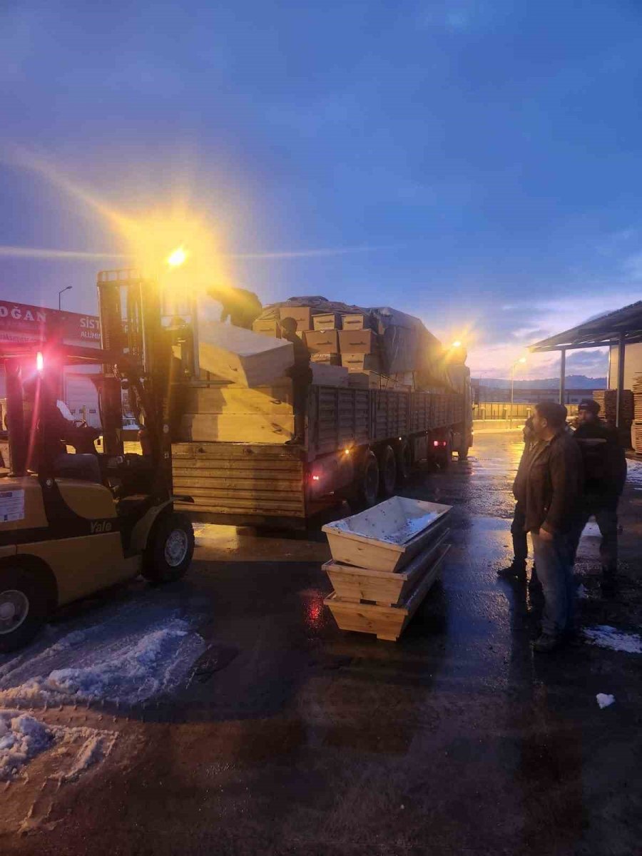 Kayseri Mobilyacılar Odası, Kumsmall Avm, Mobitek Ve Mobiboya Deprem Bölgesi İçin Seferber Oldu