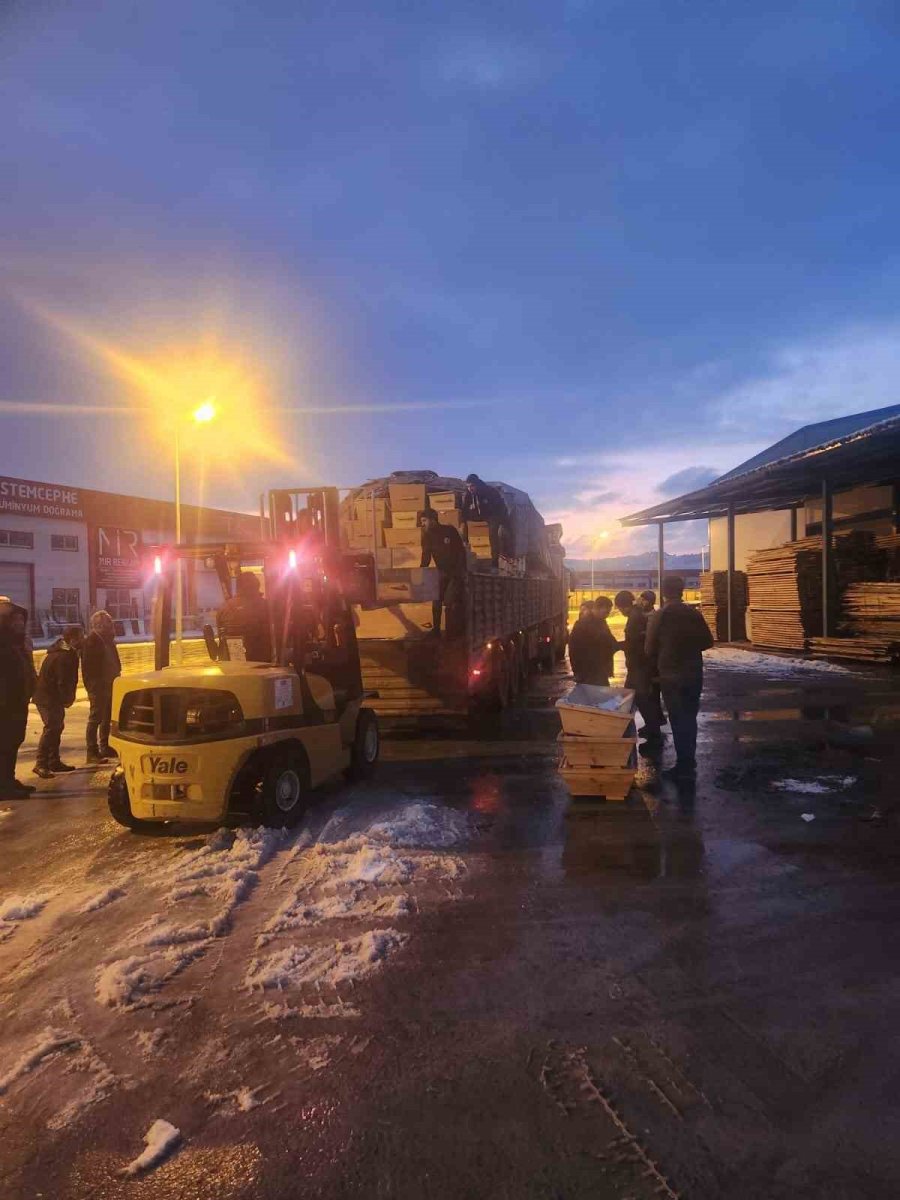 Kayseri Mobilyacılar Odası, Kumsmall Avm, Mobitek Ve Mobiboya Deprem Bölgesi İçin Seferber Oldu