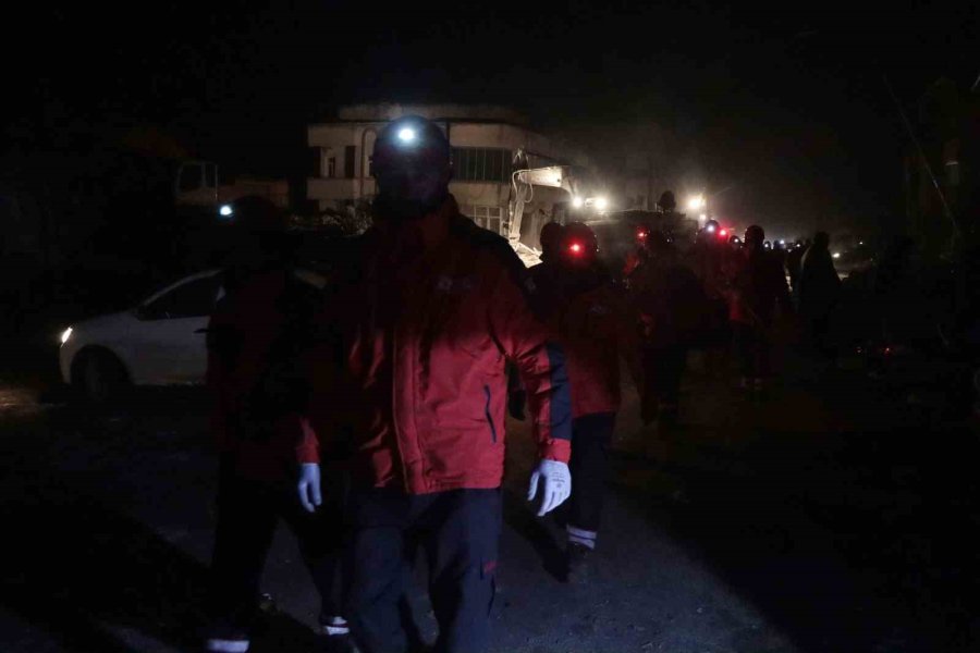 Elbistan’da Dondurucu Soğukta Ekiplerin Umutlu Çalışması Sürüyor