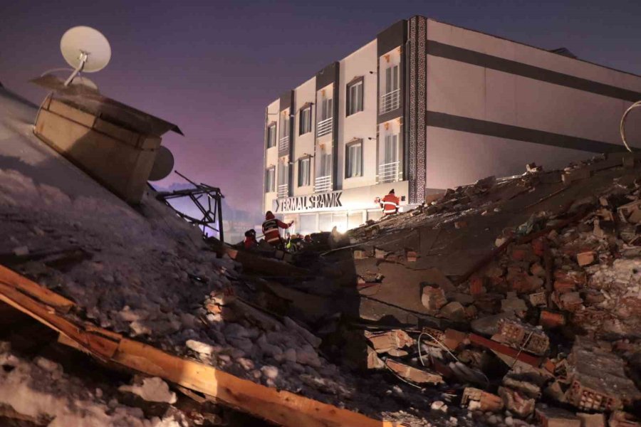 Elbistan’da Dondurucu Soğukta Ekiplerin Umutlu Çalışması Sürüyor