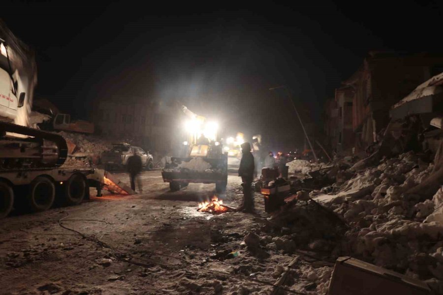 Elbistan’da Dondurucu Soğukta Ekiplerin Umutlu Çalışması Sürüyor