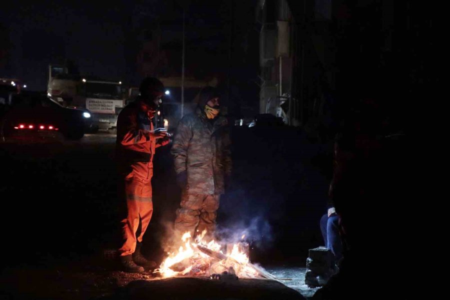 Elbistan’da Dondurucu Soğukta Ekiplerin Umutlu Çalışması Sürüyor