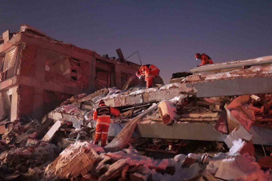 Elbistan’da Dondurucu Soğukta Ekiplerin Umutlu Çalışması Sürüyor