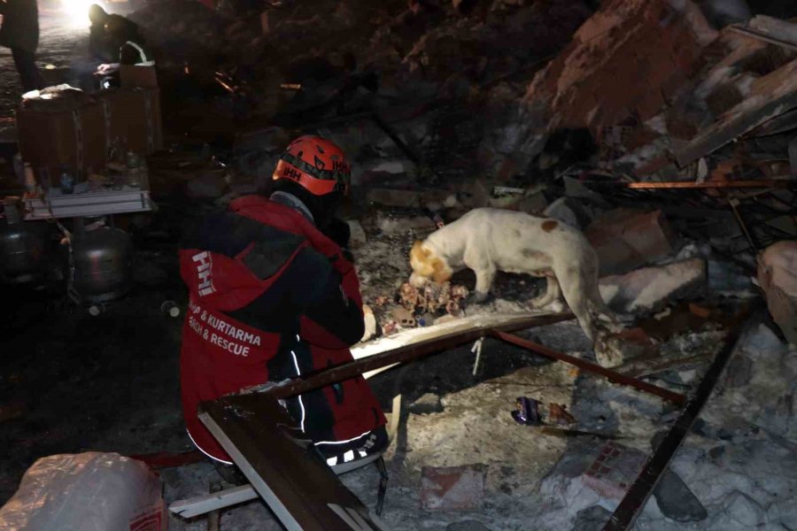 Elbistan’da Dondurucu Soğukta Ekiplerin Umutlu Çalışması Sürüyor