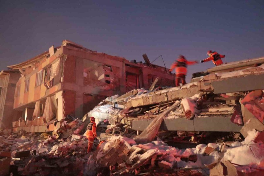 Elbistan’da Dondurucu Soğukta Ekiplerin Umutlu Çalışması Sürüyor