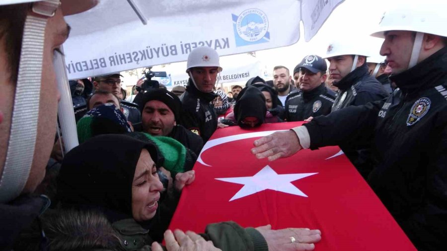 Depremde Hayatını Kaybeden Polis Memuru Ve Eşi Kayseri’de Toprağa Verildi