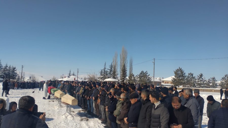 Depremde Hayatını Kaybeden Polis Ve Ailesi Toprağa Verildi