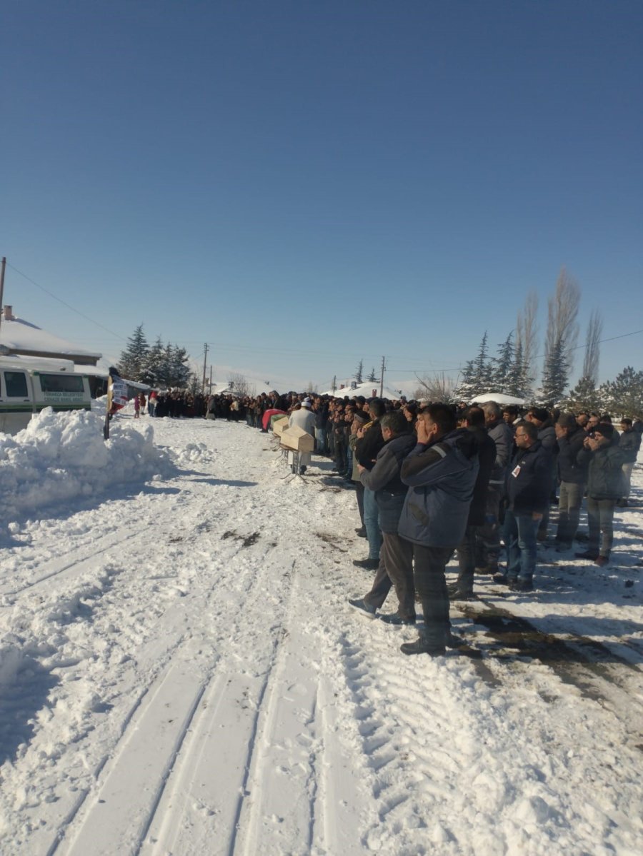 Depremde Hayatını Kaybeden Polis Ve Ailesi Toprağa Verildi