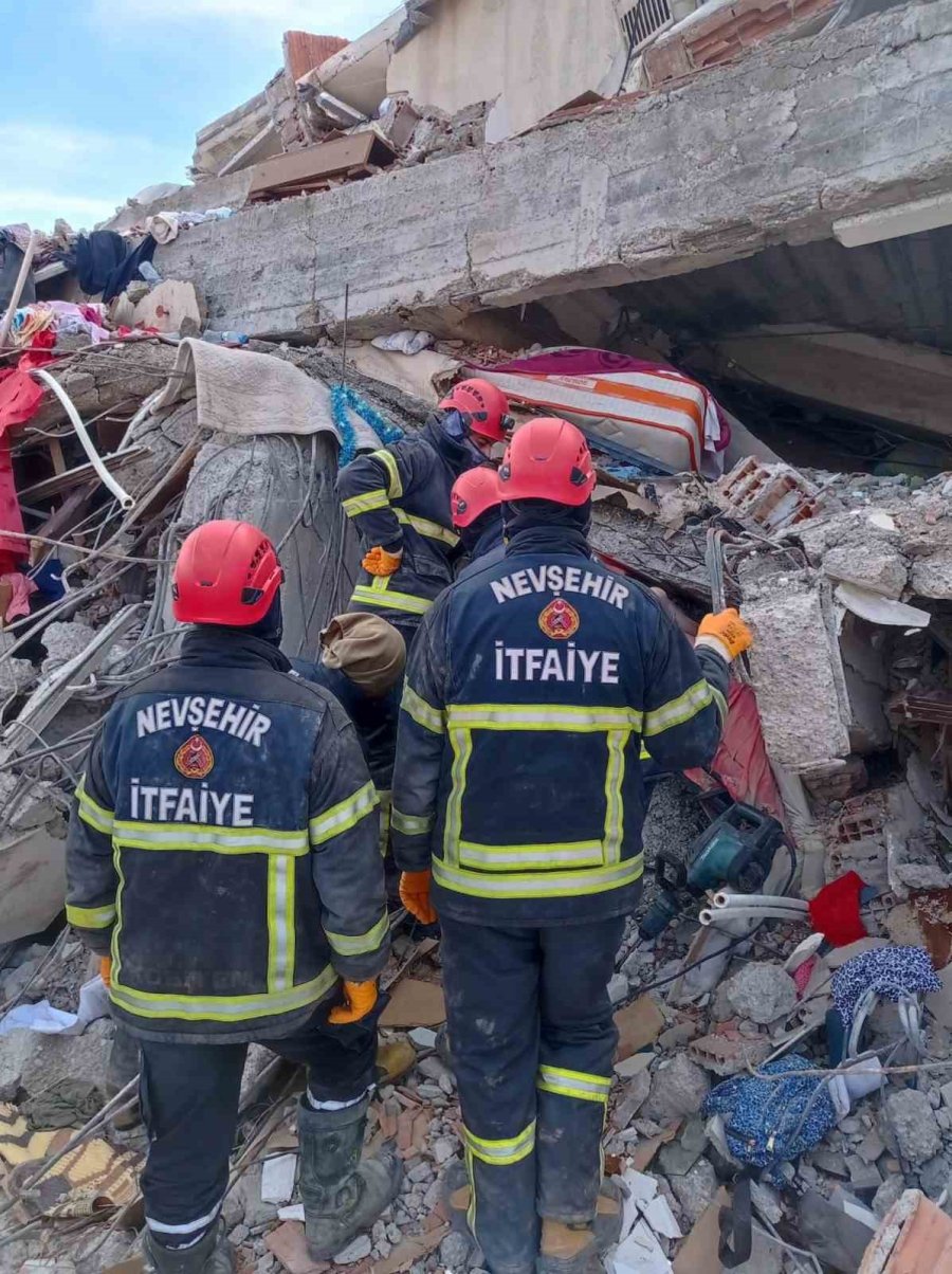 Ak Partili 807 Belediye Deprem Bölgesinde Yaraları Sarıyor